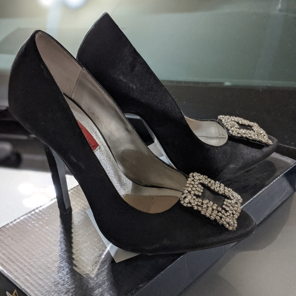 Red Carpet Black Pumps - Picture 3 of 6